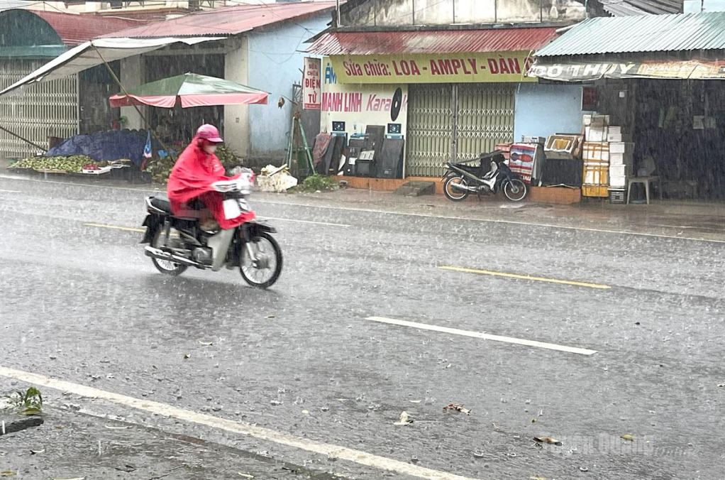 Khu vực phường Hà Giang 2 đã xuất hiện mưa to kèm theo gió và sét.