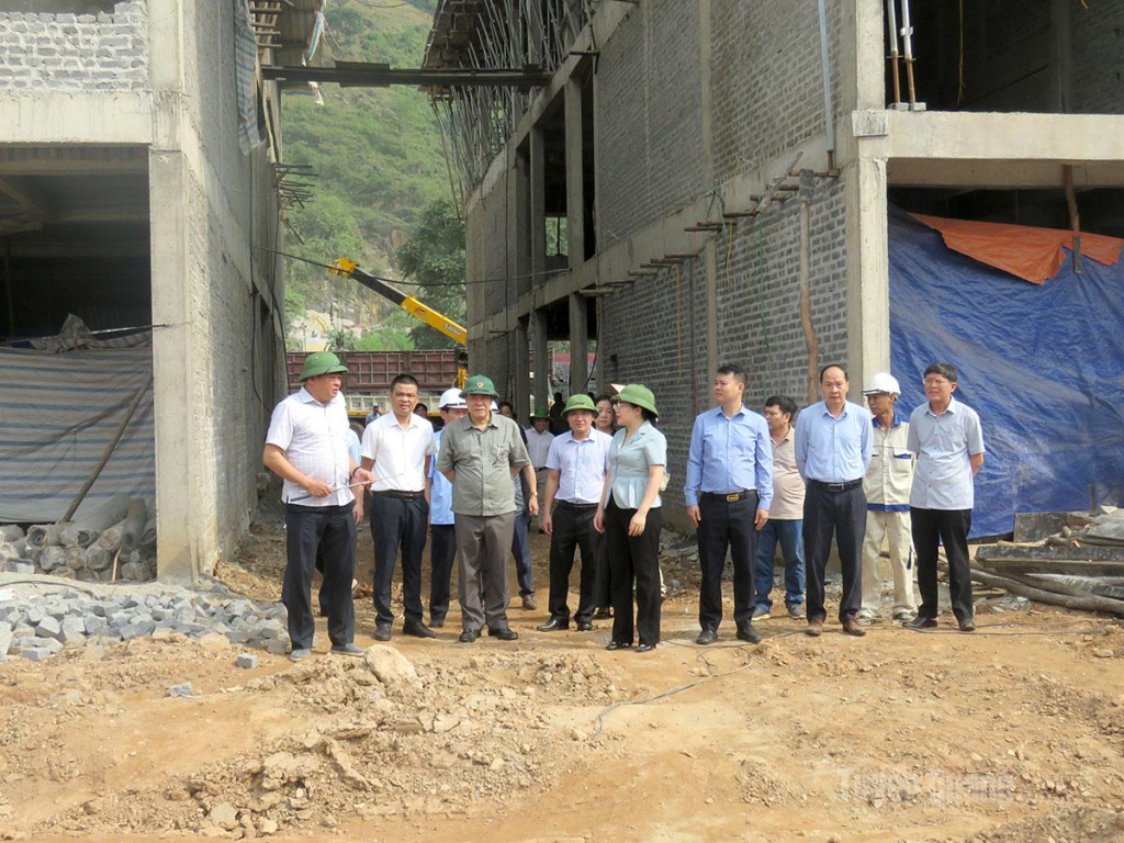 Đồng chí Phó Chủ tịch UBND tỉnh kiểm tra tiến độ thi công Dự án Trường Phổ thông nội trú liên cấp Tiểu học và THCS Pà Vầy Sủ.