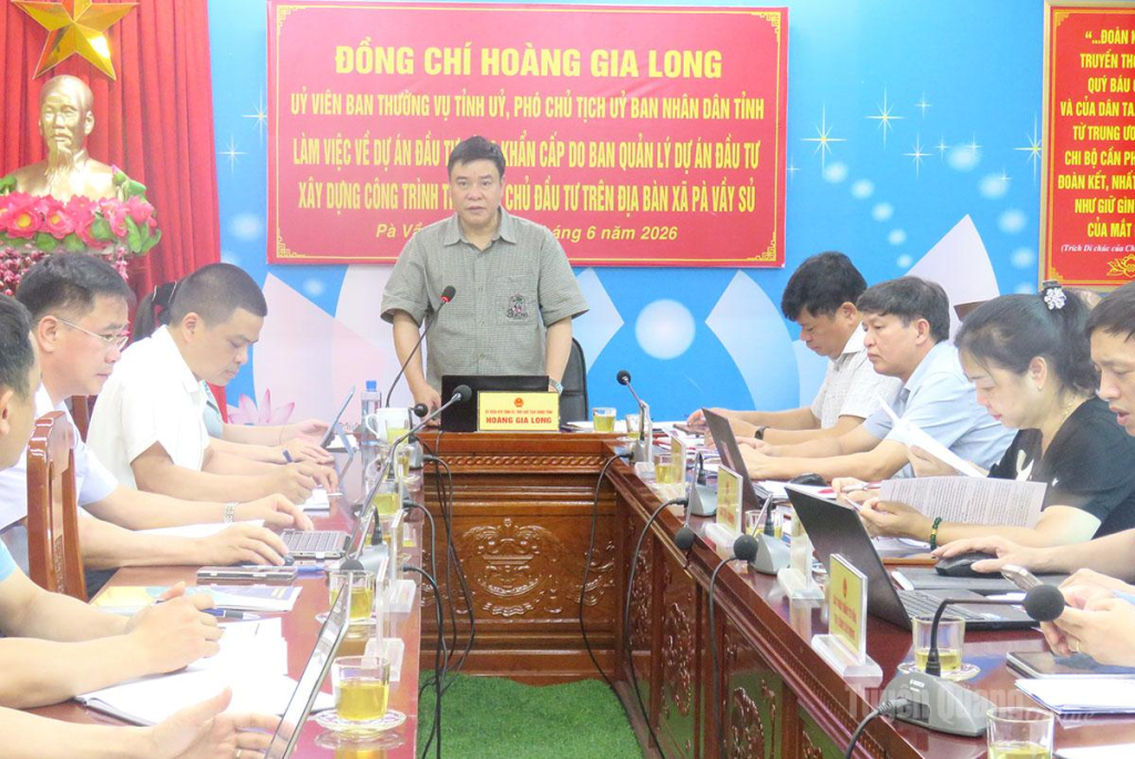 Đồng chí Hoàng Gia Long, Phó Chủ tịch UBND tỉnh chủ trì buổi kiểm tra tiến độ các dự án đầu tư công khẩn cấp tại xã Pà Vầy Sủ.