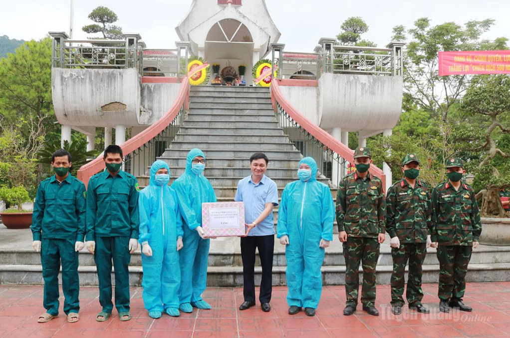 Phó Chủ tịch UBND tỉnh Đỗ Anh Tuấn tặng quà Tổ công tác thực hiện lấy mẫu, số hóa thông tin hài cốt liệt sĩ.