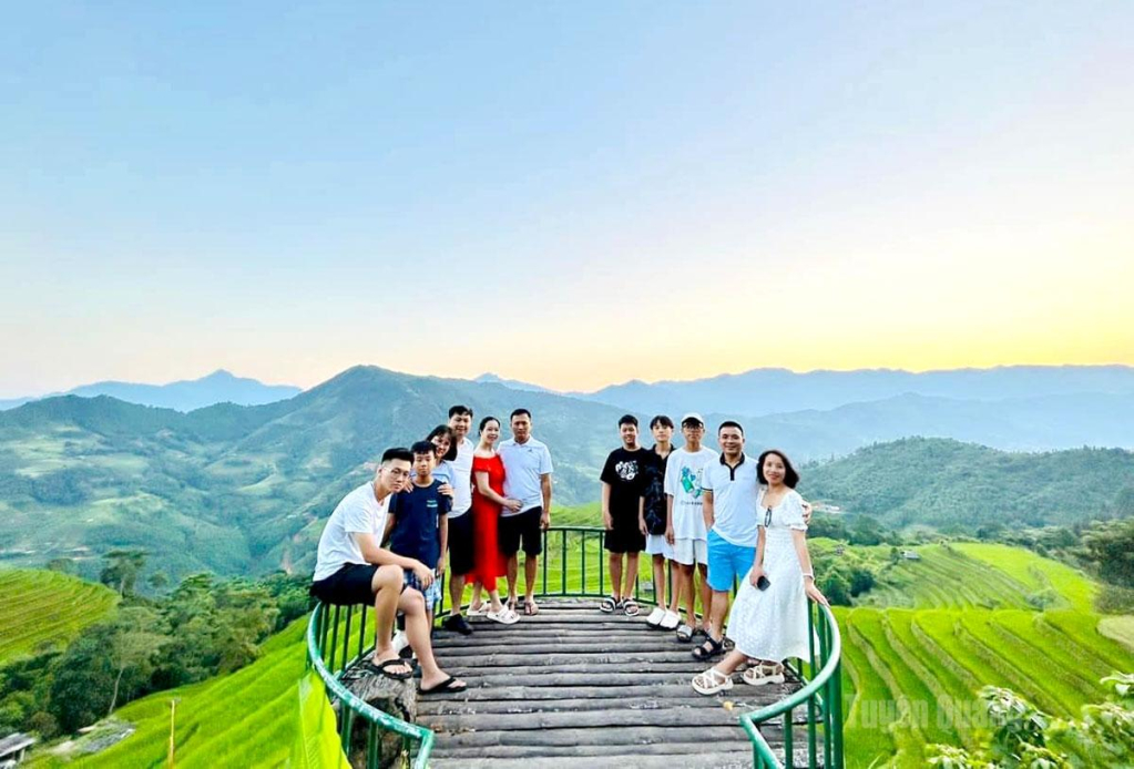 Du khách tham quan ruộng bậc thang xã Thông Nguyên.