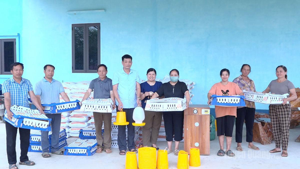 Người dân xã Đông Thọ được hỗ trợ con giống phát triển sản xuất.