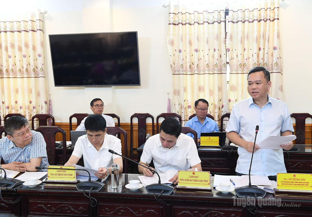 Đồng chí Phó Chủ tịch UBND tỉnh Đỗ Hùng Đức phát biểu tại cuộc họp.