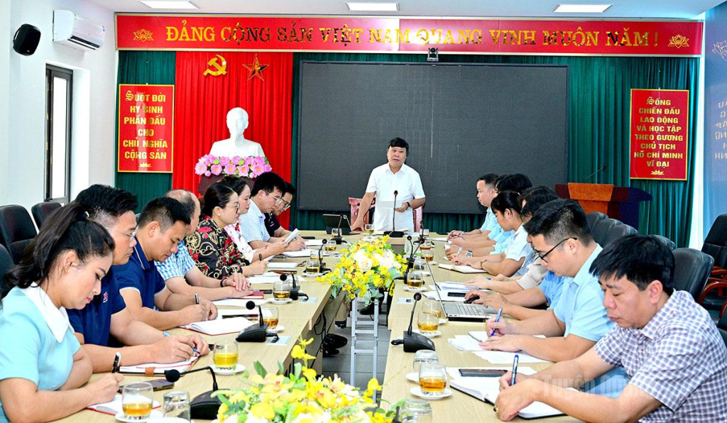 Các đại biểu dự buổi họp bàn.