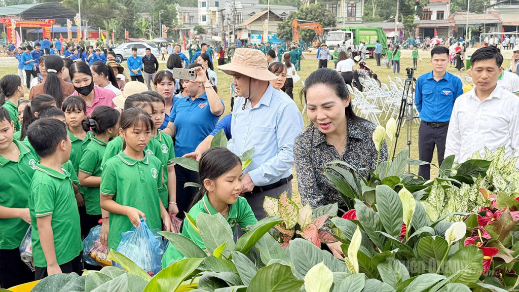 Các em học sinh tham gia đổi rác thải nhựa lấy cây xanh.
