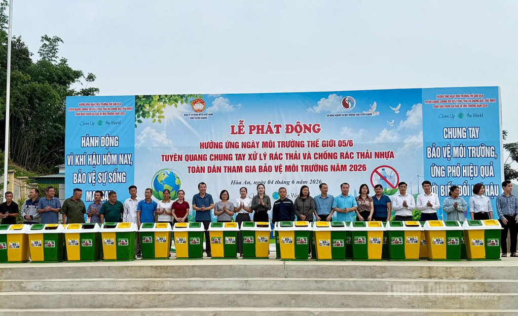 Ban tổ chức trao tặng thùng rác di động cho các tổ tự quản và trường học trên địa bàn xã Hoà An.