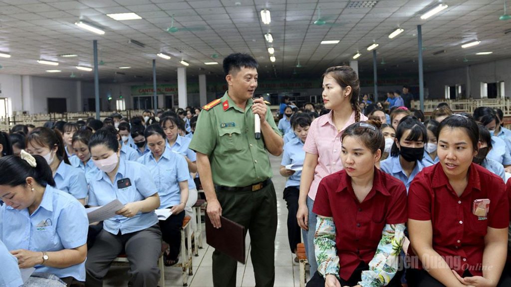 Lực lượng chức năng tuyên truyền pháp luật, đảm bảo an toàn lao động tại Khu công nghiệp Long Bình An, phường Bình Thuận.