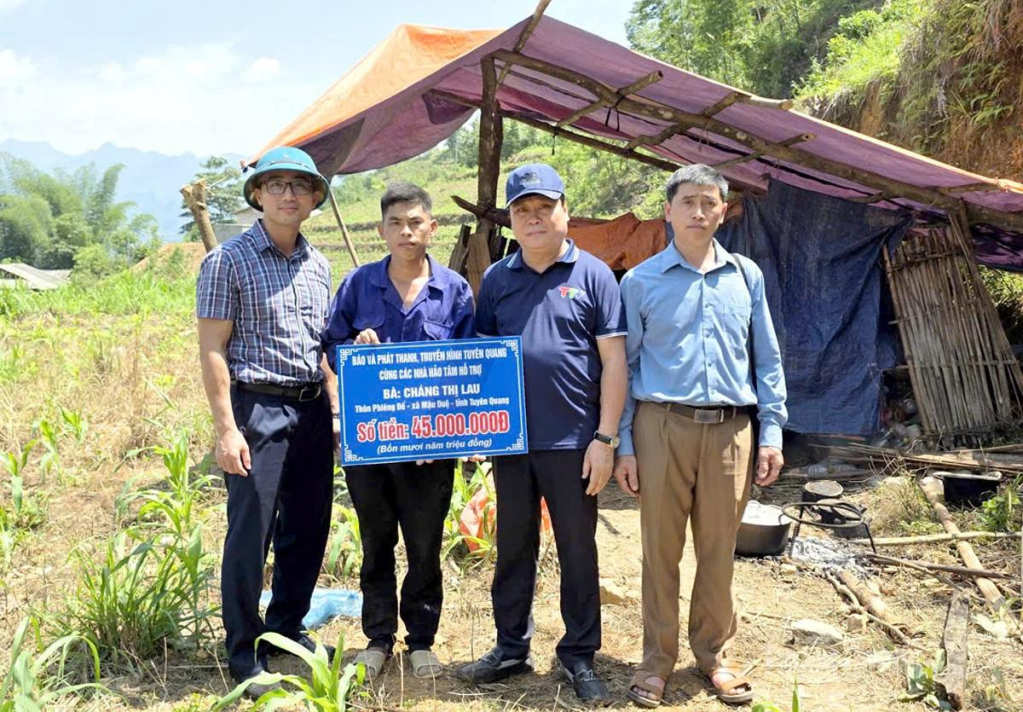 Đồng chí Mai Đức Thông, Ủy viên Ban Chấp hành Đảng bộ tỉnh, Giám đốc Báo và phát thanh, truyền hình Tuyên Quang, Chủ tịch Hội Nhà báo tỉnh và lãnh đạo Đảng ủy, UBND xã Mậu Duệ trao tiền hỗ trợ cho gia đình bà Cháng Thị Lau, thôn Phiêng Đế.