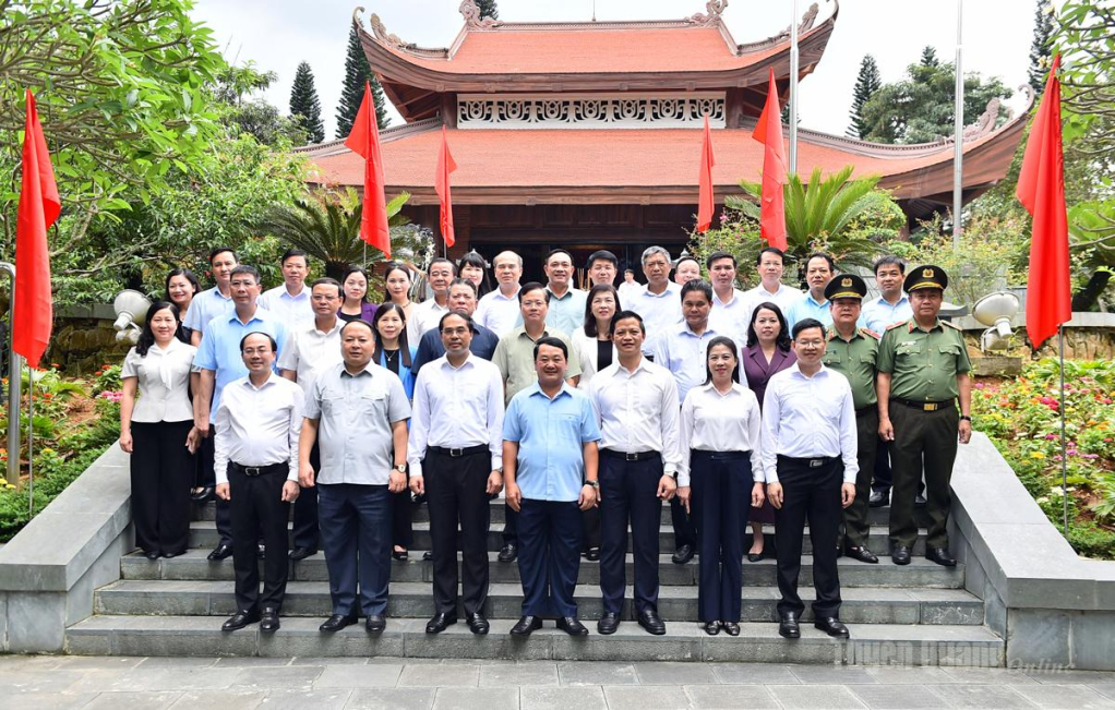 Các đại biểu hai tỉnh Tuyên Quang và Thái Nguyên chụp ảnh lưu niệm tại Nhà tưởng niệm Chủ tịch Hồ Chí Minh tại Hội nghị gặp mặt, ký kết Bản ghi nhớ về một số nội dung hợp tác giữa hai địa phương có truyền thống cách mạng trong giai đoạn mới.