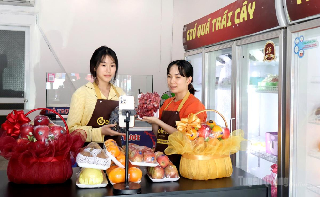 Chị Tô Thị Biên chủ cửa hàng Hoa quả sạch Goldfarm, phường Minh Xuân cùng nhân viên bán hàng qua mạng xã hội. Cửa hàng thực hiện đầy đủ nghĩa vụ thuế kinh doanh.
