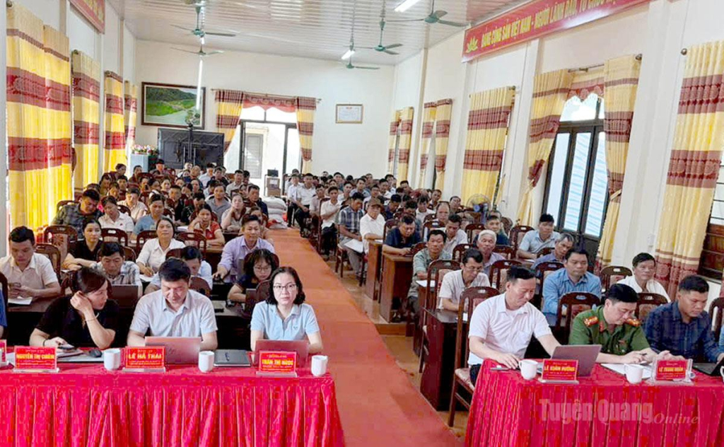 Xã Phú Linh tổ chức hội nghị để lấy ý kiến của Nhân dân về sắp xếp thôn theo Chỉ thị số 21 của Thủ tướng Chính phủ.