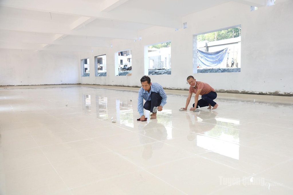 Nhiều phòng học và phòng làm việc của các hạng mục nhà đã được lát gạch sáng bóng.