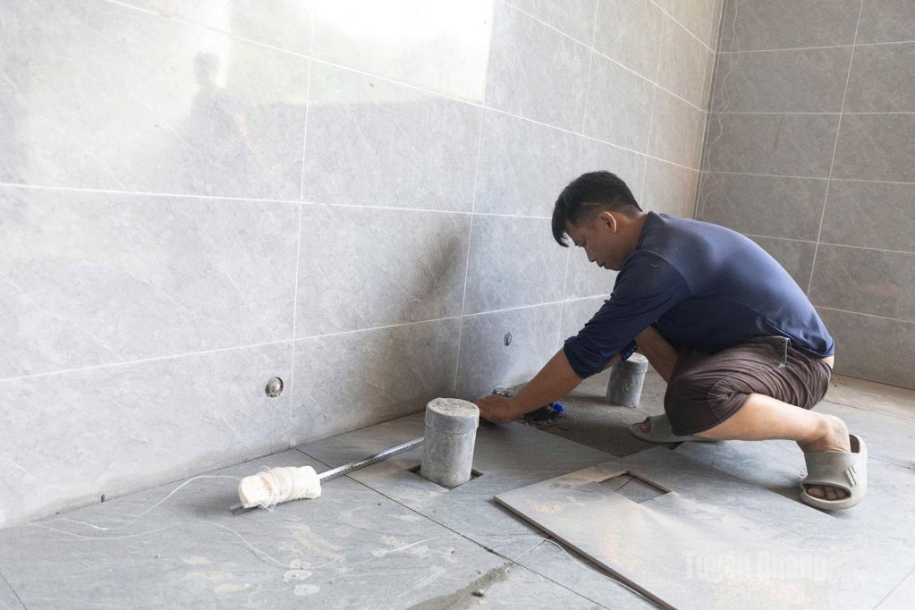 Nhiều phòng vệ sinh của nhà lưu trú cho học sinh đã được lát gạch.