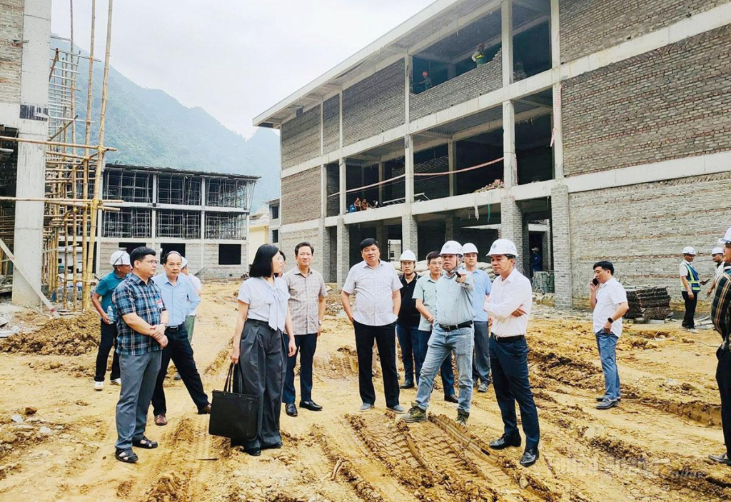 Đoàn công tác kiểm tra thực tế tiến độ thi công Dự án Trường Phổ thông nội trú liên cấp TH và THCS xã Minh Tân.
