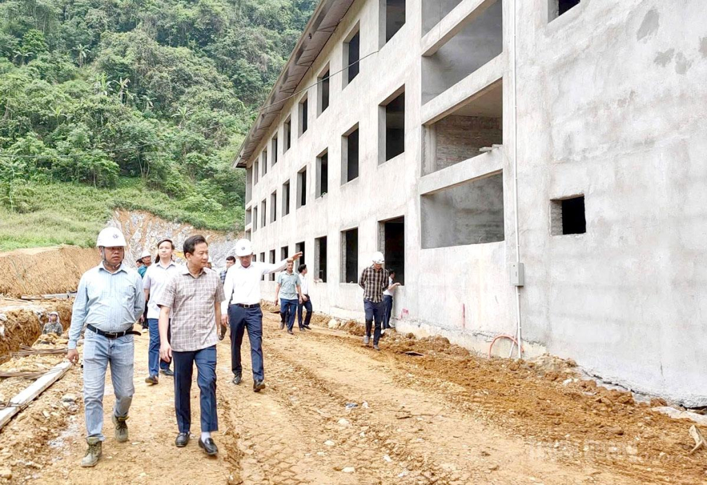 Các đại biểu khảo sát hiện trường xây dựng Trường Phổ thông nội trú liên cấp TH và THCS xã Minh Tân.