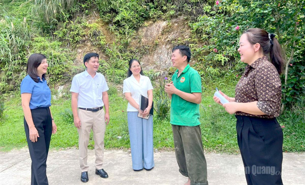 Đồng chí Phó Chủ tịch HĐND tỉnh Phạm Thị Minh Xuân kiểm tra thực tế tiến độ triển khai thực hiện việc sắp xếp thôn, tổ dân phố tại xã Trung Sơn.