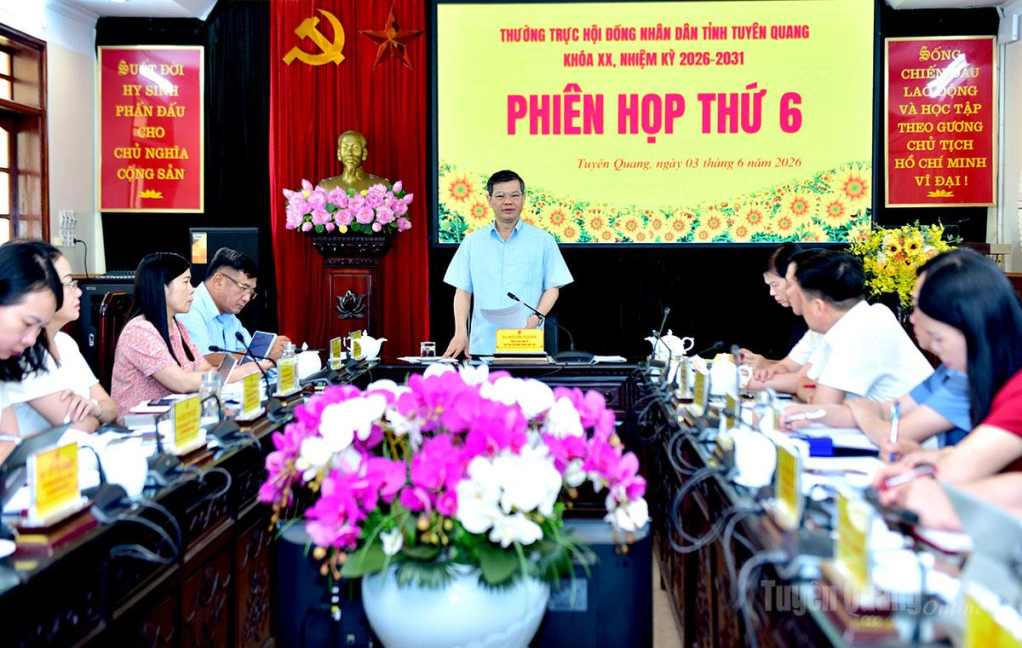 Đồng chí Nguyễn Văn Sơn, Chủ tịch HĐND tỉnh chủ trì phiên họp.