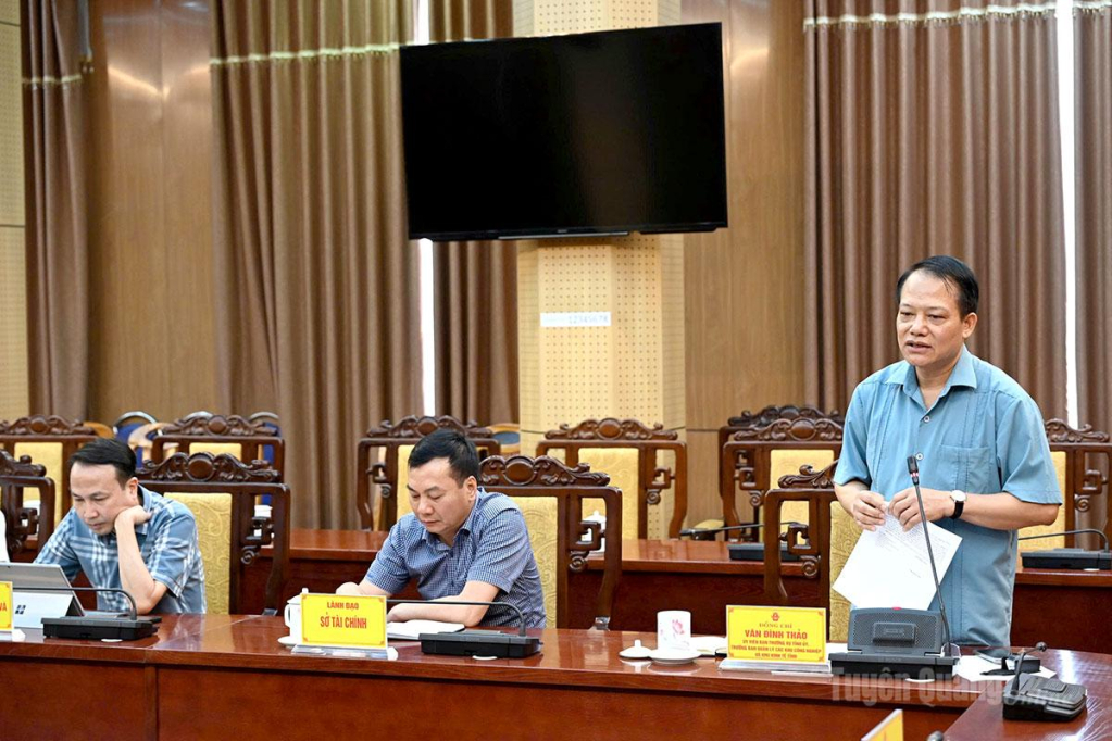 Đồng chí Vân Đình Thảo, Trưởng ban Quản lý các khu công nghiệp và khu kinh tế tỉnh phát biểu tại hội nghị.
