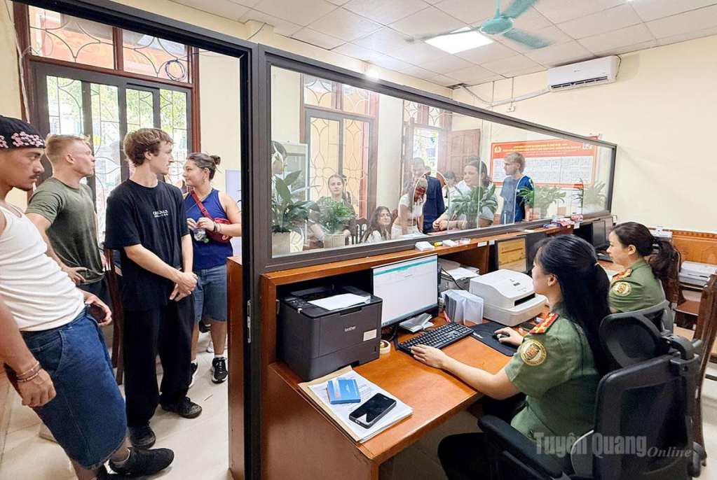 Lực lượng chức năng kiểm tra giấy phép hoạt động, cư trú đối với khách nước ngoài tại xã Minh Tân.