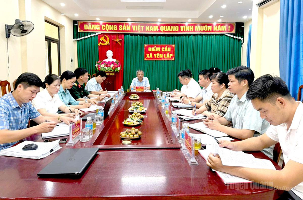 Đồng chí Nguyễn Hồng Trang, Ủy viên Ban Thường vụ Tỉnh ủy, Phó Bí thư Thường trực Đảng ủy các cơ quan Đảng tỉnh làm việc với lãnh đạo xã Yên Lập về công tác sắp xếp thôn.