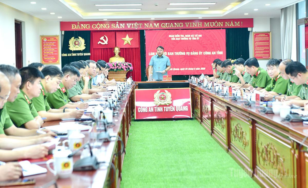Chủ tịch UBND tỉnh Phan Huy Ngọc chủ trì buổi làm việc.
