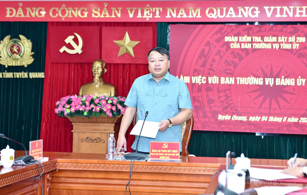 Chủ tịch UBND tỉnh Phan Huy Ngọc kết luận buổi làm việc.