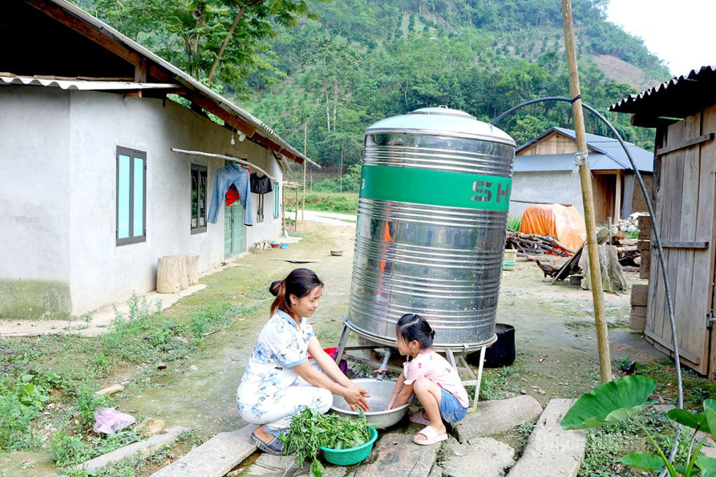 Người dân thôn Khuôn Làn được hỗ trợ téc nước.