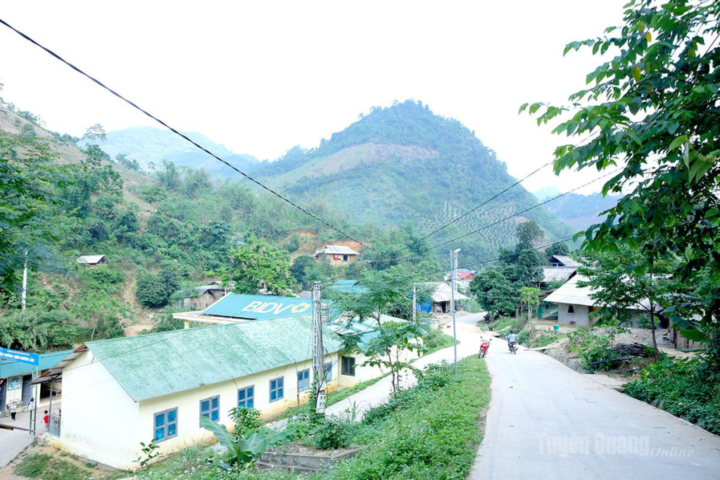 Hạ tầng giao thông thôn Khuôn Làn được đầu tư giúp người dân đi lại thuận lợi.
