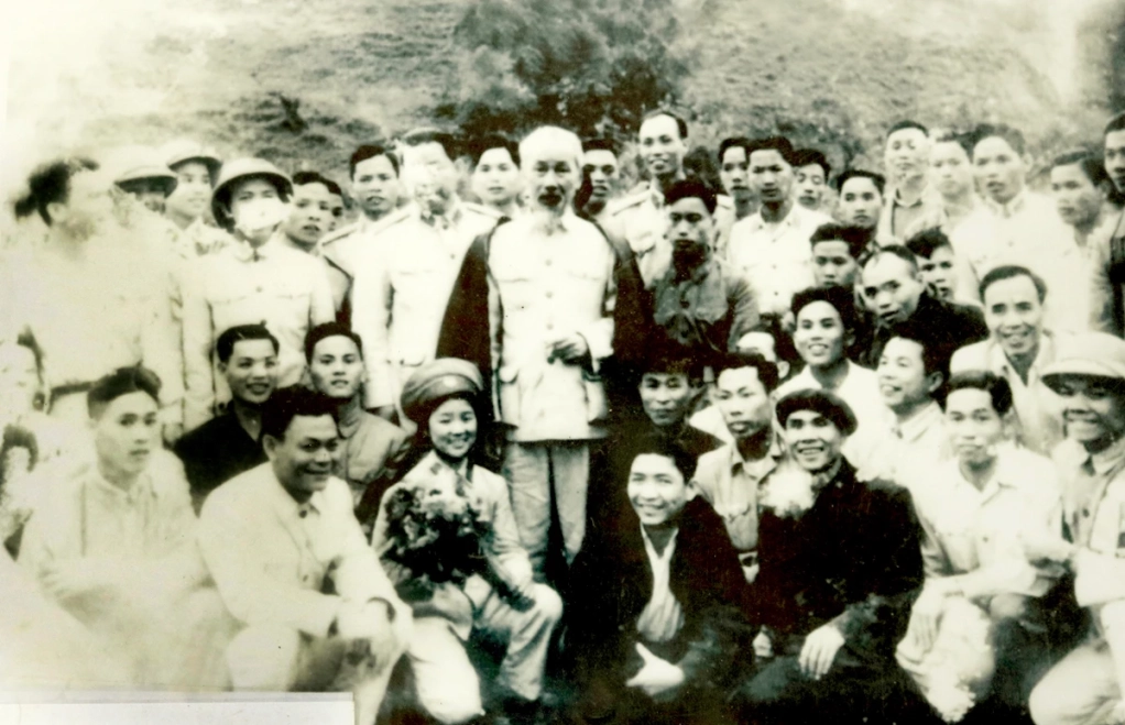 Bà Đinh Thị Khu (ôm hoa) cùng các cán bộ, chiến sỹ công an chụp ảnh với Bác Hồ. Ảnh tư liệu