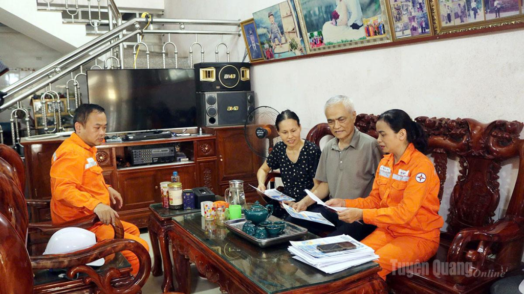Cán bộ Công ty Điện lực Tuyên Quang tuyên truyền người dân sử dụng điện tiết kiệm.