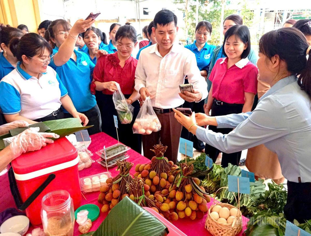 Phụ nữ xã Tân An giới thiệu, quảng bá nông sản địa phương tại mô hình “Chợ số, nông thôn số”.
