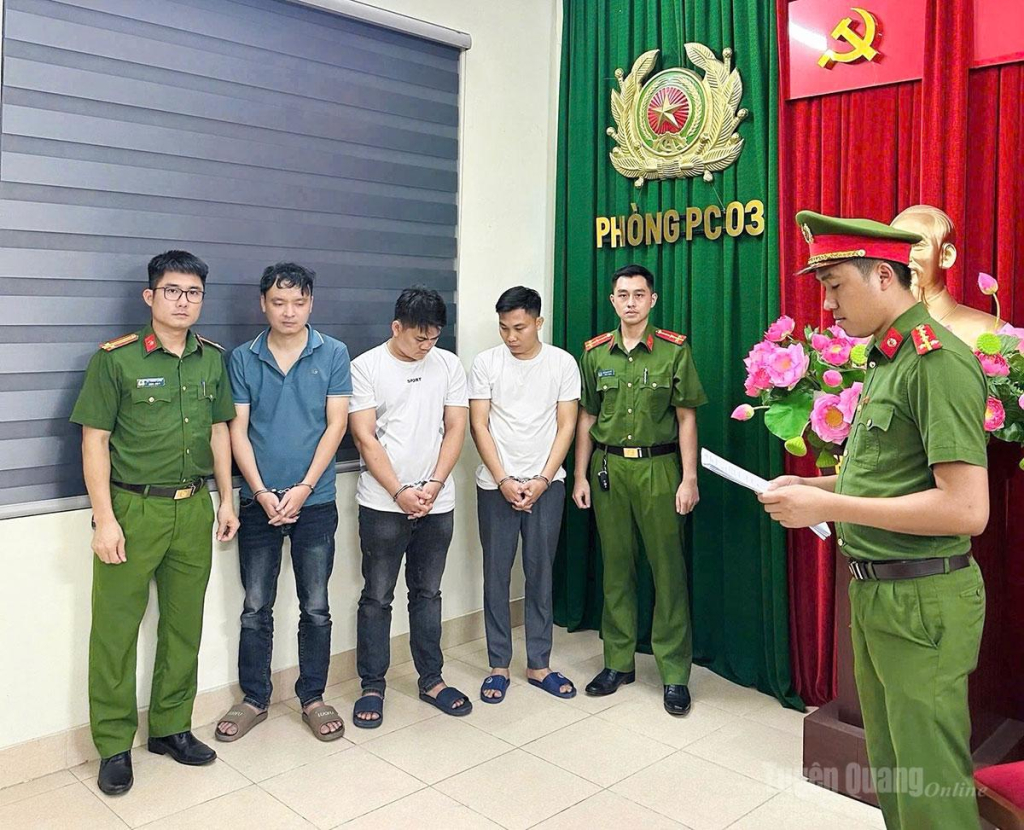 Cơ quan Cảnh sát điều tra, Công an tỉnh đọc quyết định Khởi tố bị can, Lệnh bắt bị can về tội “Buôn bán hàng giả”: Bùi Anh Tuấn, Lê Công Tú, Chu Hữu Kiên Sơn (từ trái qua phải).