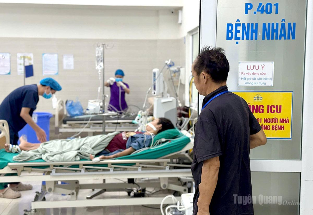 Bố em Say - anh Vàng Mí Lử - với cánh tay còn chi chít vết tích của những lần lọc máu, vẫn ngày ngày vừa chống chọi bệnh tật, vừa túc trực chăm sóc con trai.