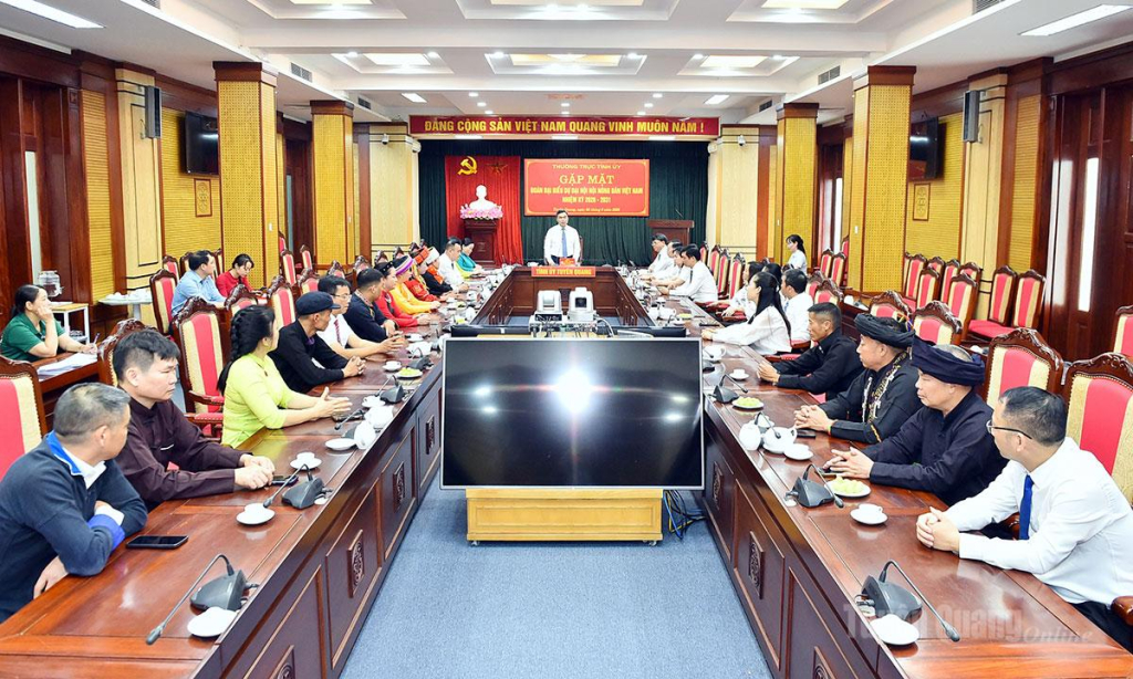Đồng chí Ma Thế Hồng, Phó Bí thư Tỉnh ủy, Chủ tịch Ủy ban MTTQ tỉnh gặp mặt Đoàn đại biểu tỉnh Tuyên Quang dự Đại hội đại biểu toàn quốc Hội Nông dân Việt Nam.