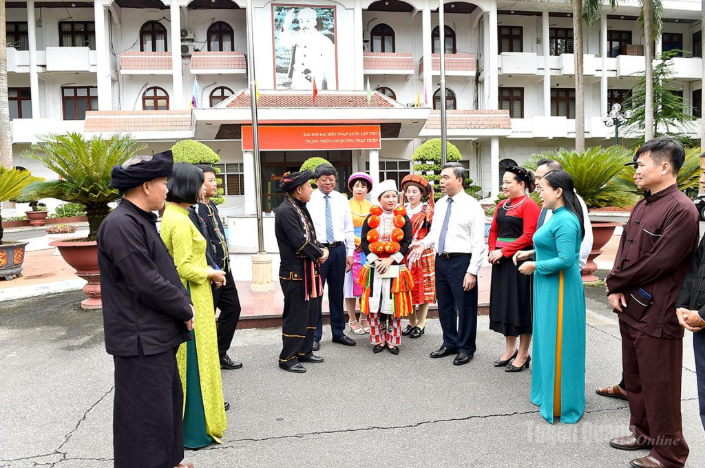 Đồng chí Ma Thế Hồng, Phó Bí thư Tỉnh ủy, Chủ tịch Ủy ban MTTQ tỉnh trao đổi với các đại biểu trước khi dự Đại hội Hội Nông dân Việt Nam.