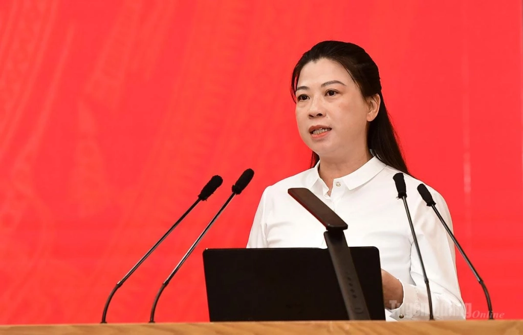 Đồng chí Lê Thị Kim Dung, Phó Bí thư Thường trực Tỉnh ủy, Trưởng Đoàn đại biểu Quốc hội khóa XVI tỉnh phát biểu khai mạc Hội nghị.