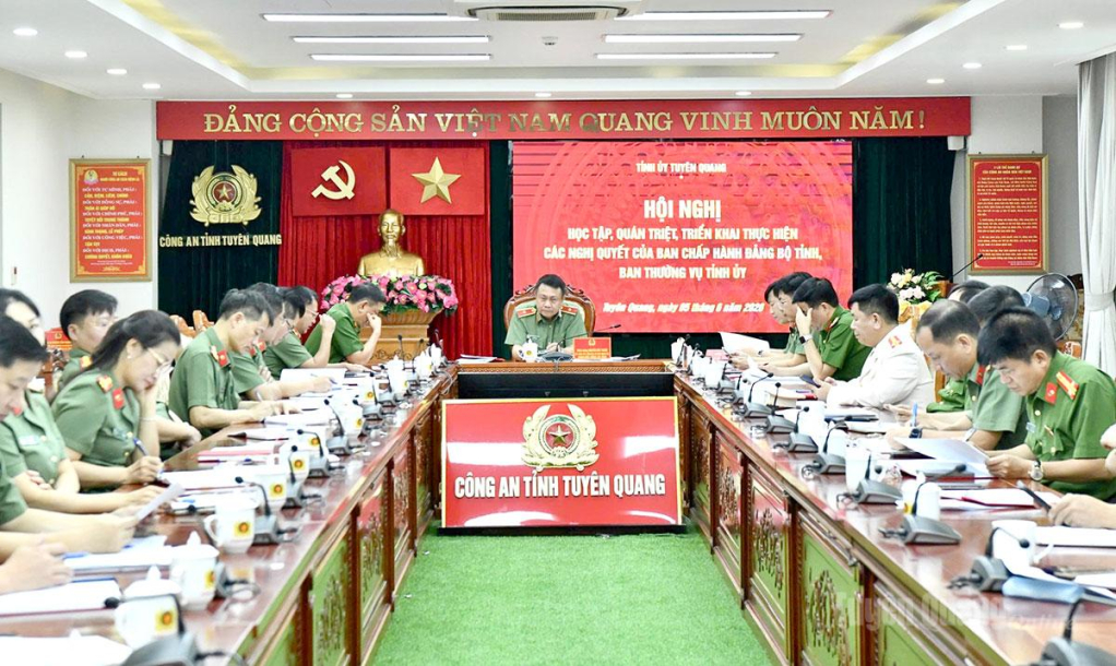 Thiếu tướng Nguyễn Đức Thuận, Uỷ viên Ban Thường vụ Tỉnh uỷ, Giám đốc Công an tỉnh chủ trì tại điểm cầu Công an tỉnh. Ảnh: Kỳ Dao.