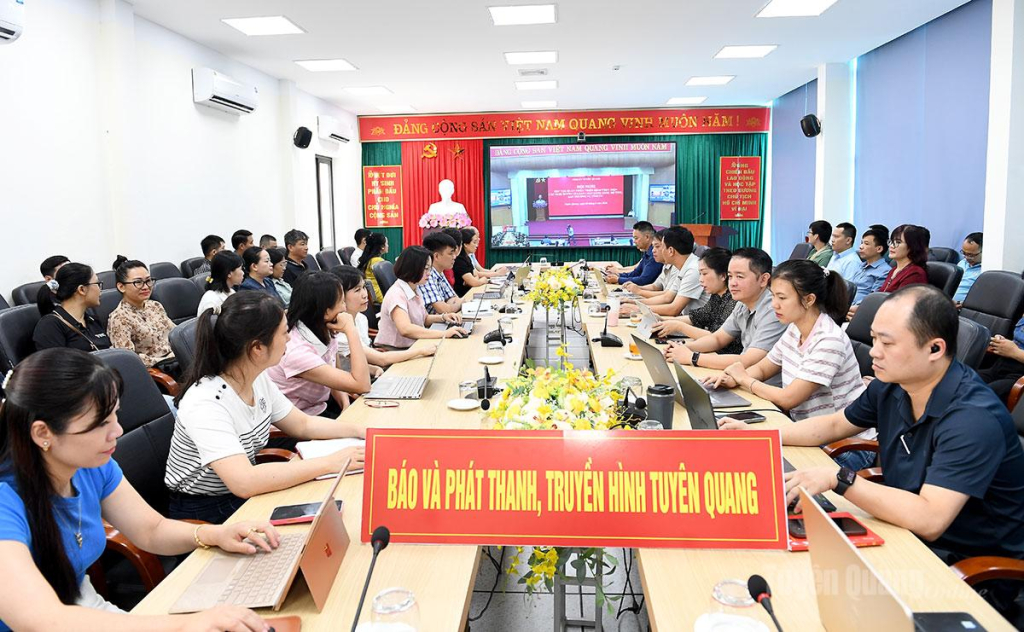 Các đại biểu dự hội nghị tại điểm cầu Báo và phát thanh, truyền hình Tuyên Quang.