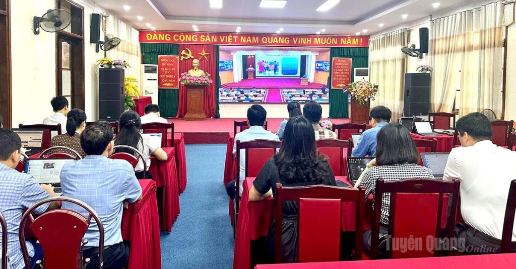 Các đại biểu nghe quán triệt các nội dung tại điểm cầu Sở Giáo dục và Đào tạo.