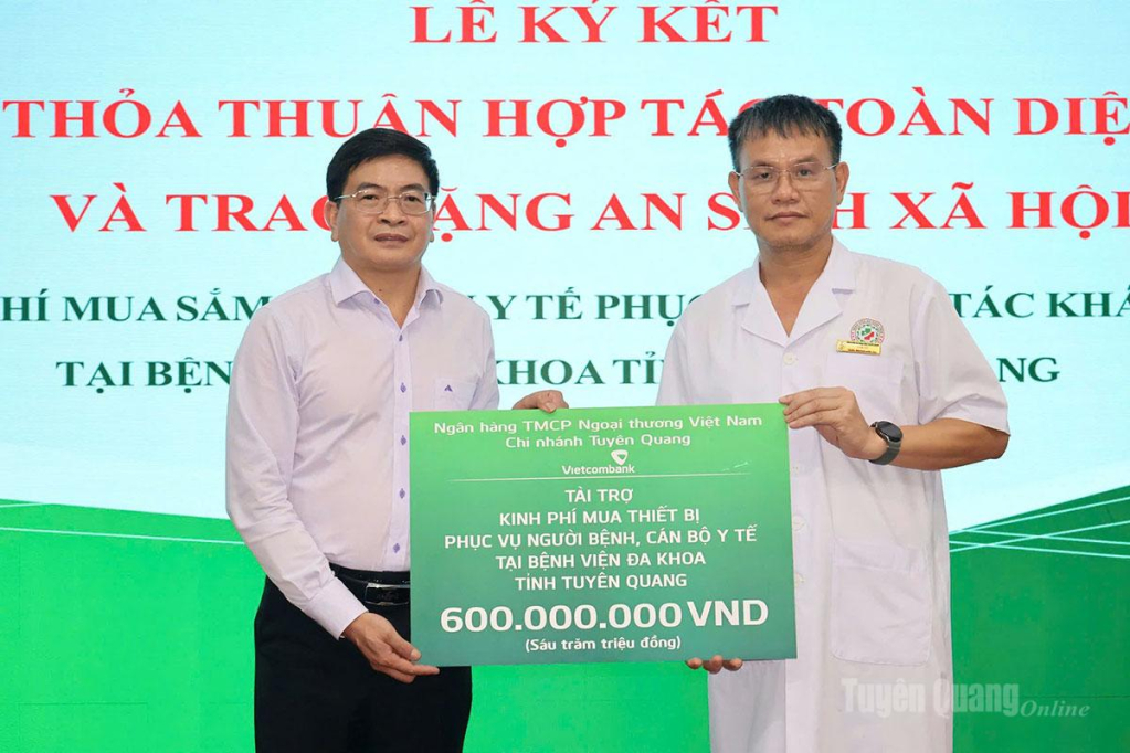 Lãnh đạo Vietcombank Chi nhánh Tuyên Quang trao gói tài trợ an sinh xã hội trị giá 600 triệu đồng cho Bệnh viện Đa khoa tỉnh Tuyên Quang.