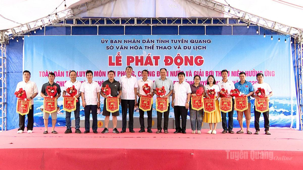 Ban Tổ chức trao hoa và cờ lưu niệm cho các đoàn tham dự giải.