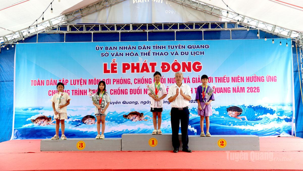 Ban tổ chức trao giải cho các cá nhân nữ bơi tự do 50m, nhóm 8-10 tuổi.