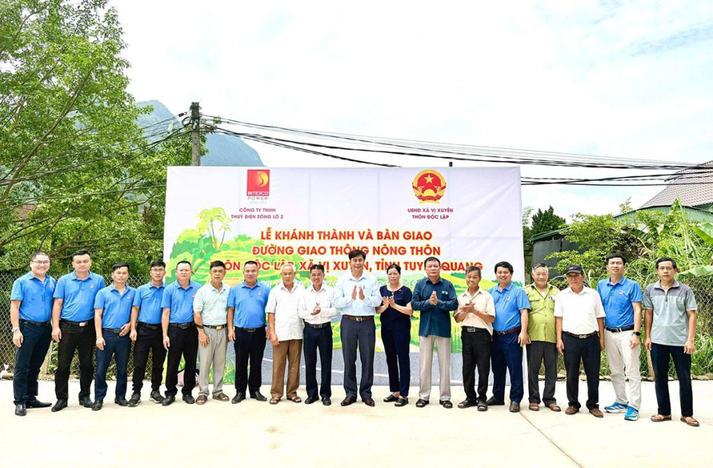 Các đại biểu cùng người dân thôn Độc Lập vui mừng đón nhận tuyến đường giao thông mới trước mùa mưa bão.