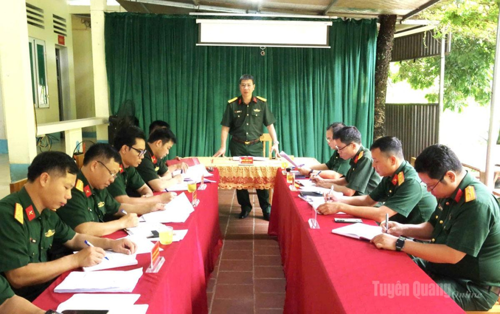 Đại tá Nguyễn Hoài Nam, Chính ủy Bộ CHQS tỉnh Tuyên Quang chủ trì buổi làm việc.