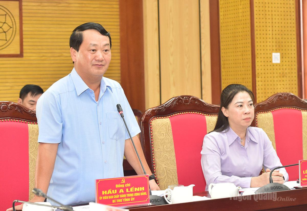 Đồng chí Bí thư Tỉnh ủy Hầu  A Lềnh phát biểu tại hội nghị.