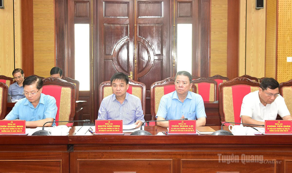 Các đồng chí Ủy viên Ban Thường vụ Tỉnh ủy tại hội nghị.