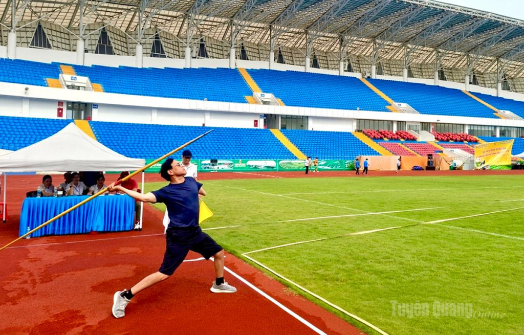 Vận động viên Nguyễn Văn Phú luyện tập chăm chỉ.