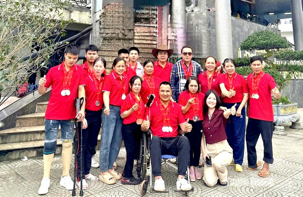 Vận động viên Nguyễn Văn Phú (thứ tư từ phải qua, hàng sau) cùng Đoàn Tuyên Quang nhận giải tại Giải Vô địch Quốc gia các môn điền kinh, cử tạ người Khuyết tật năm 2026.