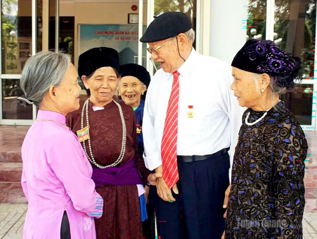 Ông Sùng Đại Dùng với các Cựu thanh niên xung phong mở đường Hạnh Phúc.  Ảnh: Tư liệu