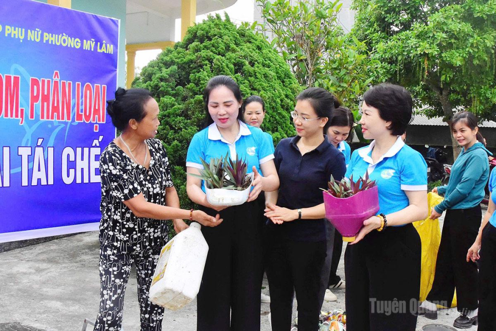 Lãnh đạo Hội Liên hiệp Phụ nữ tỉnh cùng hội viên trao đổi về mô hình tái chế chai nhựa làm chậu trồng hoa, cây cảnh, góp phần bảo vệ môi trường.